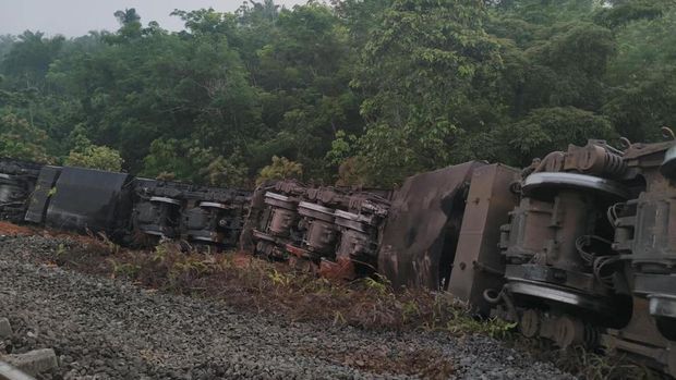 Dua kereta batu bara adu banteng yakni KA 4045 relasi Stasiun Tanjung Enim Baru menuju Tarahan dan KA 4136 relasi Stasiun Tarahan menuju Stasiun Tanjung Enim Baru di Kabupaten Ogan Komering Ulu (OKU), Sumatera Selatan. (Dok. Istimewa) Dua kereta batu bara adu banteng yakni KA 4045 relasi Stasiun Tanjung Enim Baru menuju Tarahan dan KA 4136 relasi Stasiun Tarahan menuju Stasiun Tanjung Enim Baru di Kabupaten Ogan Komering Ulu (OKU), Sumatera Selatan. (Dok. Istimewa)
