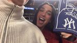 Dua Lipa Curi Perhatian Saat Nonton Bisbol