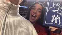 Dua Lipa menonton pertandingan bisbol bareng suaminya, Callum Turner. Berikan aku tujuh hari atau ambil dan aku menonton pertandingan bisbol untuk pertama kali, tulisnya dilihat di Instagram, Jumat (16/10/2026). (Foto: dok Instagram dualipa)