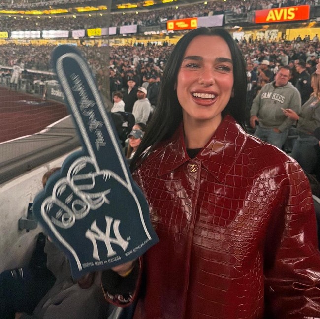 Dua Lipa Curi Perhatian Saat Nonton Bisbol