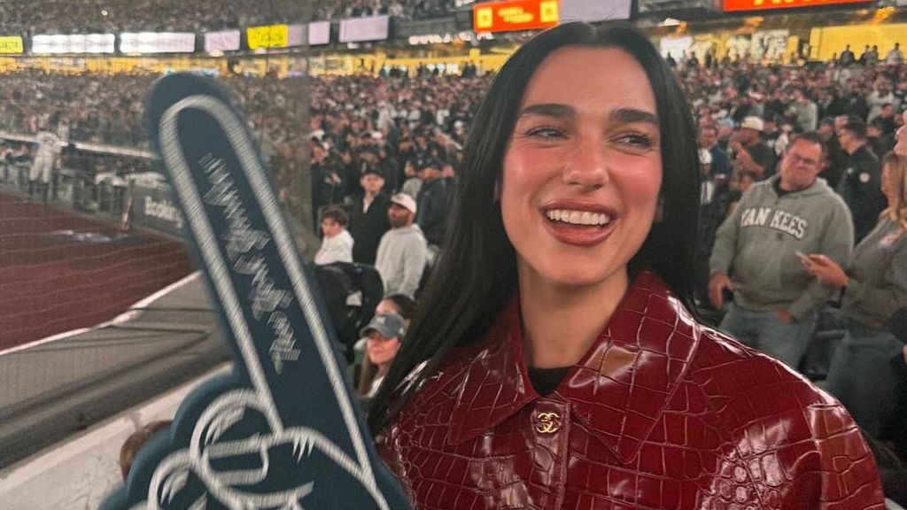 Dua Lipa Curi Perhatian Saat Nonton Bisbol
