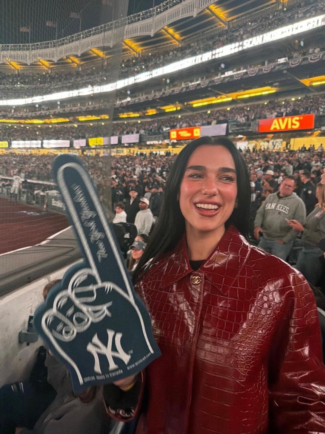 Dua Lipa Curi Perhatian Saat Nonton Bisbol