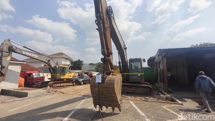 Barang bukti berupa dua unit eskavator dalam kasus penambangan ilegal yang diamankan di kantor Ditreskrimum Polda Jateng, Kecamatan Banyumanik,, Kota Semarang, Jumat (16/10/2026).
