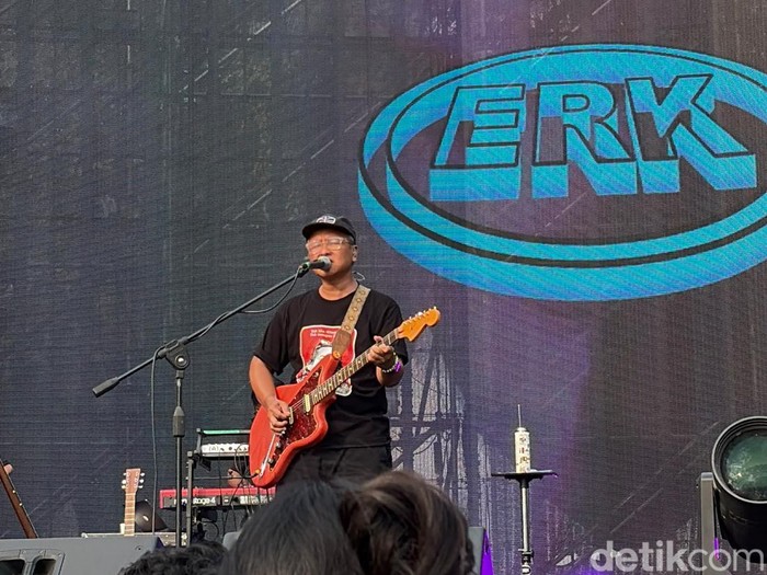 Aksi panggung Efek Rumah Kaca di Synchronize Fest 2026.