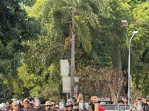 Video: Efek Rumah Kaca Buka Synchronize Fest 2026, Ada Aksi Seni Ompreng MBG