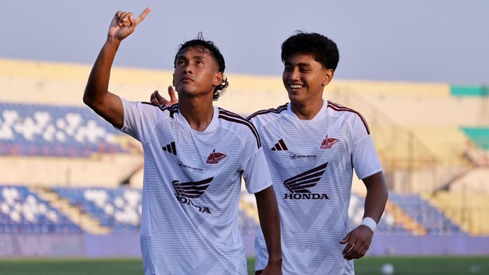 Fahrul Aditia merayakan golnya membawa PSM Makassar memimpin 1-0 atas PSIM Yogyakarta.