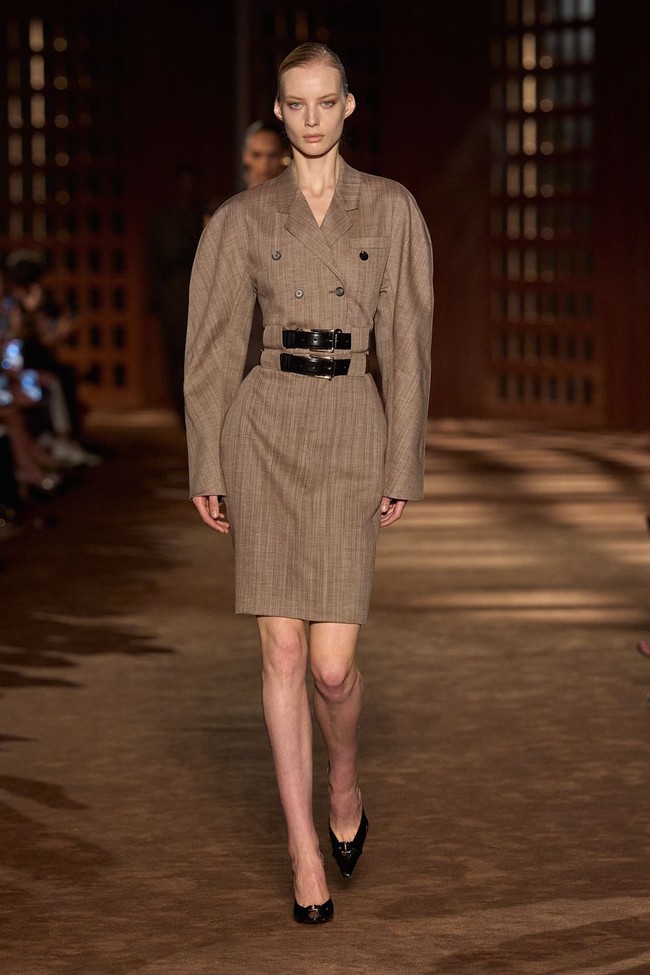 Gaya Klasik 40-an Berbalut Sentuhan Kontemporer di Panggung Ferragamo Spring-Summer 2027 (2)