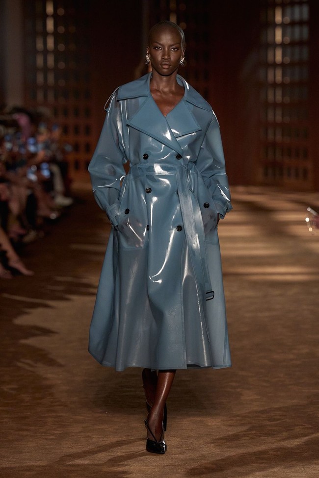 Gaya Klasik 40-an Berbalut Sentuhan Kontemporer di Panggung Ferragamo Spring-Summer 2027 (4)