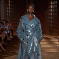 Trench coat hadir dengan bagian rok yang melebar, memberikan kontras antara struktur busana yang tegas dan gerakan kain yang lebih luwes. (Foto: Dok. Ferragamo)