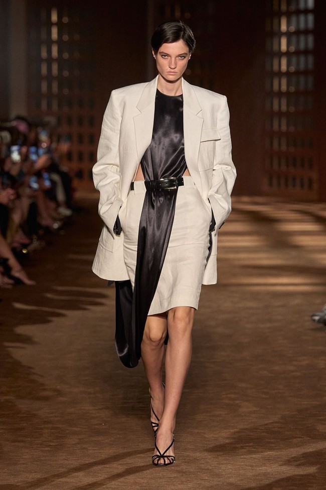 Kali ini, pengaruh desain tersebut terlihat pada sepatu stiletto dengan hak melengkung yang dihiasi interpretasi baru dari ornamen pita Vara ikonis. Ada pula mule berbahan satin dengan perhiasan bernuansa Art Deco. (Foto: Dok. Ferragamo)