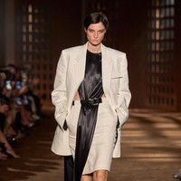 Kali ini, pengaruh desain tersebut terlihat pada sepatu stiletto dengan hak melengkung yang dihiasi interpretasi baru dari ornamen pita Vara ikonis. Ada pula mule berbahan satin dengan perhiasan bernuansa Art Deco. (Foto: Dok. Ferragamo)