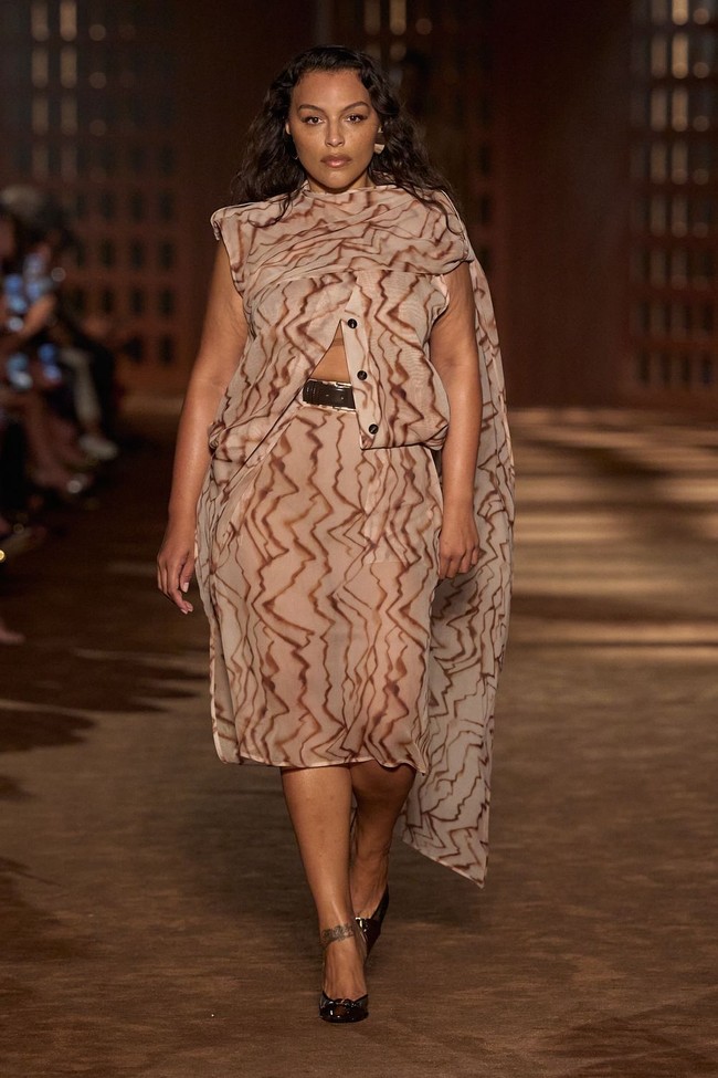Evolusi F wedge lainnya hadir pada sandal berdesain ramping dan slingback, termasuk model dengan detail hak kontras yang menciptakan ilusi visual. (Foto: Dok. Ferragamo)