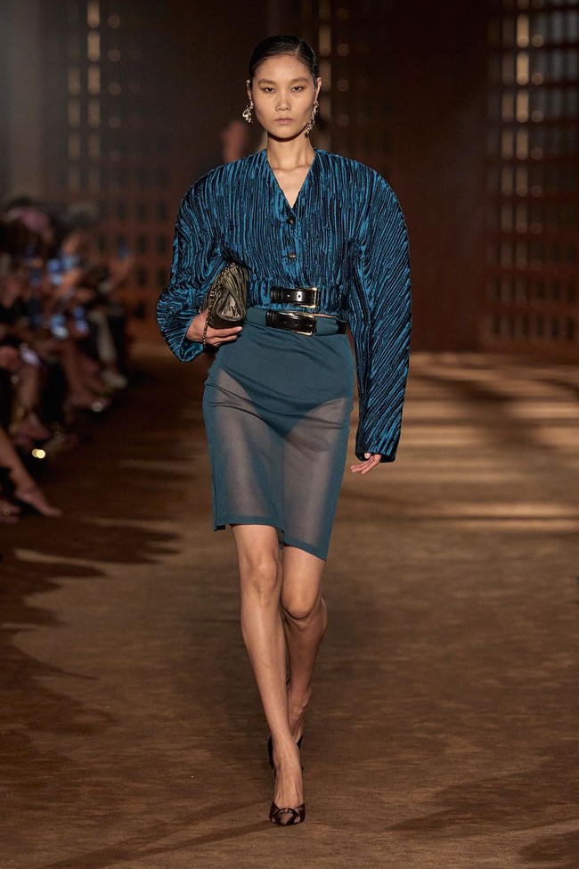 Pada kategori aksesori, Ferragamo menghadirkan tas Cara yang menggabungkan desain anggun dengan konstruksi akordeon, sehingga menonjolkan perpaduan bentuk dan fungsi. Model ini ditawarkan dalam interpretasi material kulit dan suede untuk koleksi pria maupun perempuan. (Foto: Dok. Ferragamo)