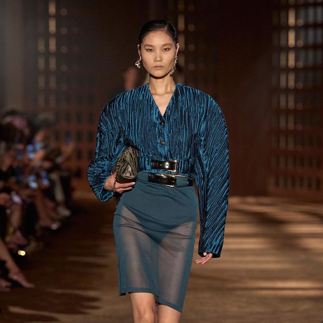 Foto: Ferragamo Spring-Summer 2027, Siluet Era 40-an yang Modern & Berani
