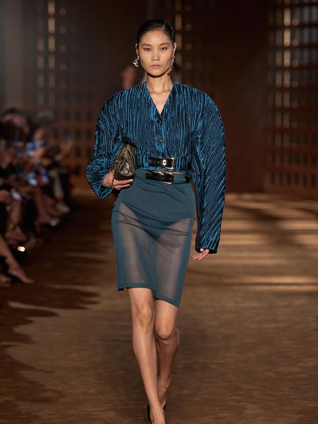 Foto: Ferragamo Spring-Summer 2027, Siluet Era 40-an yang Modern & Berani