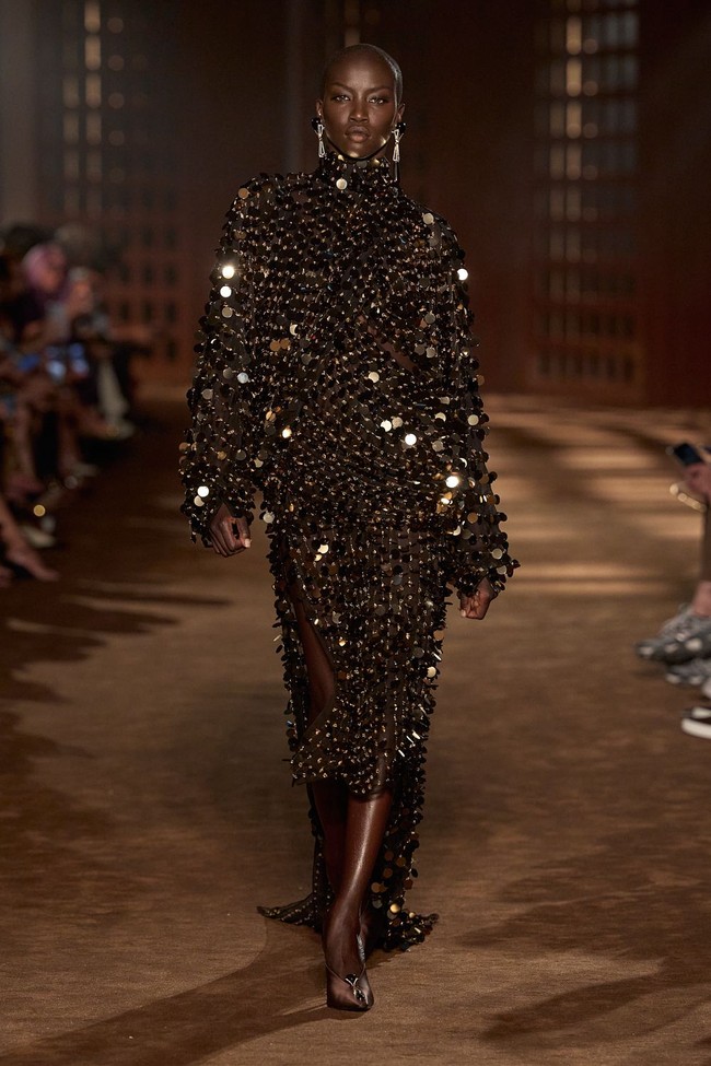 Sementara itu, tas Hug yang menjadi salah satu desain ikonis Ferragamo mendapatkan pembaruan proporsi melalui siluet East-West yang memanjang secara horizontal. Variasi terbaru ini menggunakan material sutra ganda dengan tekstur berkerut. (Foto: Dok. Ferragamo)
