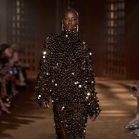 Sementara itu, tas Hug yang menjadi salah satu desain ikonis Ferragamo mendapatkan pembaruan proporsi melalui siluet East-West yang memanjang secara horizontal. Variasi terbaru ini menggunakan material sutra ganda dengan tekstur berkerut. (Foto: Dok. Ferragamo)