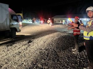 Cegah Macet KM 75, Polres Pelalawan Sebar Personel Atur Lalin di Jalintim