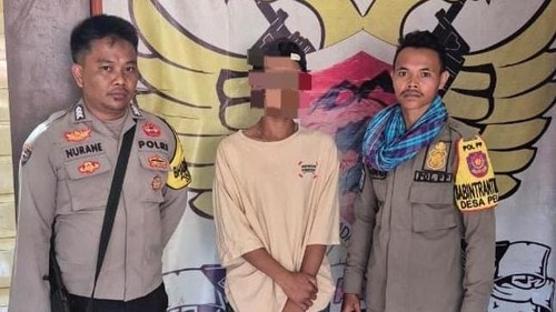 FZ (25), pemuda Desa Pela, Kecamatan Monta, Kabupaten Bima, NTB, ditangkap polisi karena membacok tetangganya, Jumat (16/10/2026) dinihari. (Dok. Polsek Monta)
