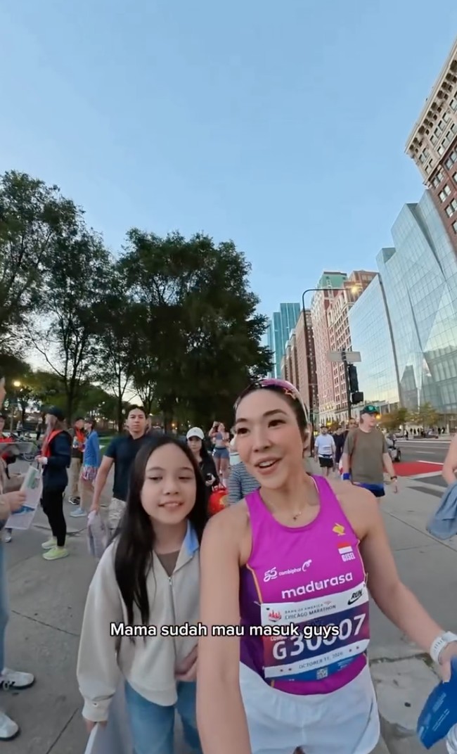 Gisella Anastasia membagikan momen dirinya mengikuti ajang lari maraton di Chicago. Dari keterangan unggahan diketahui bahwa ini bukanlah kali pertama untuk dirinya mengikuti ajang lari tersebut. &ldquo;Chicago Marathon adalah lari 42K ketiga aku, dan ternyata bener ya, setiap marathon punya ceritanya sendiri,&rdquo; tulisnya. Foto: Instagram/@gisel_la