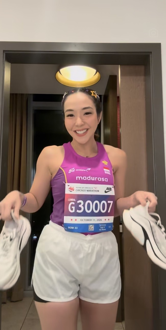 Gisel tampil simpel kenakan kaos olahraga tanpa lengan berwarna pink keunguan dipadukan celana pendek putih. Melengkapi penampilannya, Gisel memilih sepasang sneakers putih.&nbsp;Foto: Instagram/@gisel_la