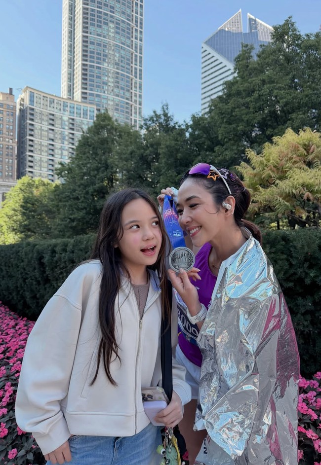 Penampilan Gisel terlihat playful dengan rambut yang diikat-ikat serta beberapa jepit berbentuk bintang yang ia kenakan. Ia juga menambahkan glitter berwarna ungu pada rambutnya.&nbsp;Foto: Instagram/@gisel_la
