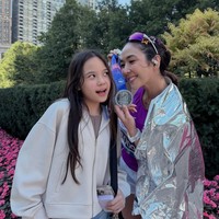 Penampilan Gisel terlihat playful dengan rambut yang diikat-ikat serta beberapa jepit berbentuk bintang yang ia kenakan. Ia juga menambahkan glitter berwarna ungu pada rambutnya.&nbsp;Foto: Instagram/@gisel_la