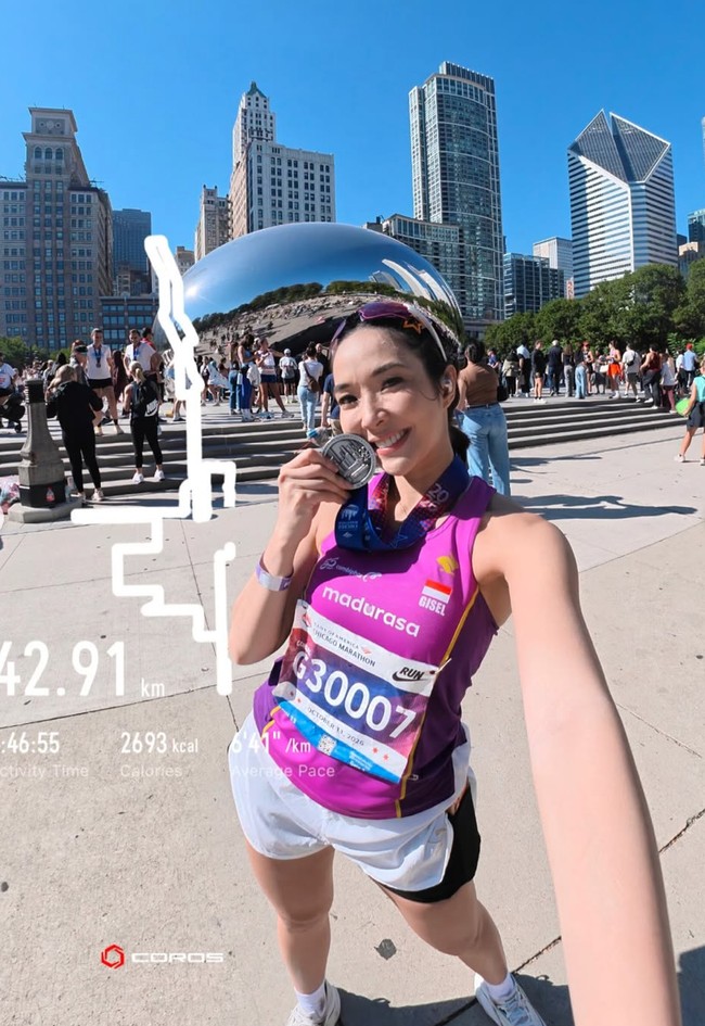 Dalam beberapa foto tampak Gisel yang berpose bersama medali yang diterimanya karena telah berhasil menyelesaikan maraton tersebut.&nbsp;Foto: Instagram/@gisel_la