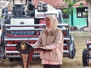 Gubernur Khofifah Salurkan 4 Combine Harvester di Lamongan