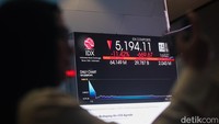 Tekanan jual juga melanda sejumlah saham unggulan yang tergabung dalam indeks LQ45. Saham PT Perusahaan Gas Negara Tbk. (PGAS), PT Hartadinata Abadi Tbk. (HRTA), dan PT ESSA Industries Indonesia Tbk. (ESSA) masing-masing terkoreksi 15% ke level Rp1.190, Rp1.615, dan Rp476.