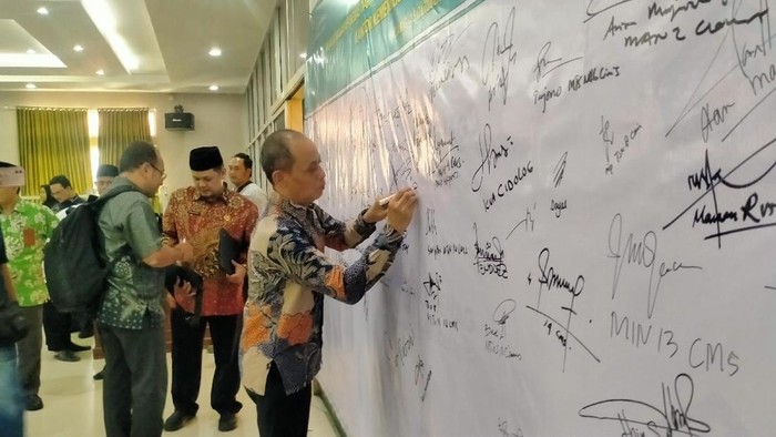 Inspektur I Inspektorat Jenderal Kementerian Agama RI Ahmadun saat menandatangani zona integritas di Kemenag Ciamis