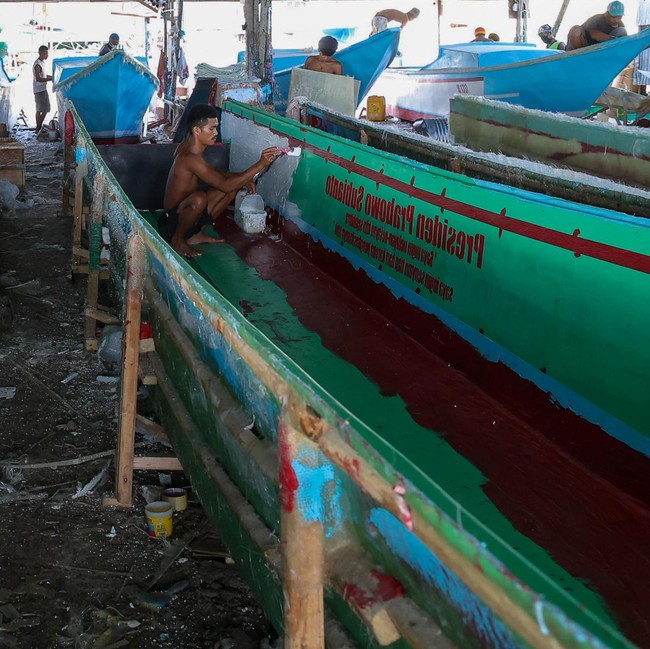 Intip Pembuatan Perahu Fiber untuk Nelayan di Kampung Nelayan Merah Putih