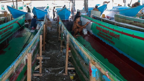 Intip Pembuatan Perahu Fiber untuk Nelayan di Kampung Nelayan Merah Putih