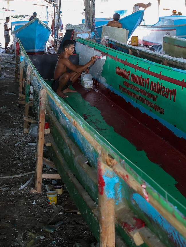 Intip Pembuatan Perahu Fiber untuk Nelayan di Kampung Nelayan Merah Putih