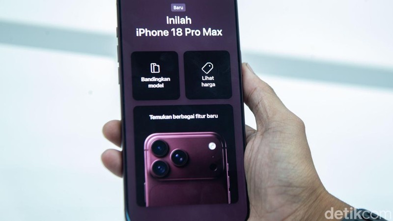 Petugas memamerkan perangkat iPhone 18 Pro Max saat peluncuran resminya di Jakarta, Jumat (16/10/2026).