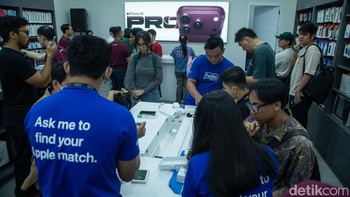 Momen pengambilan unit secara awal digelar di Hello Store Grand Indonesia bagi pelanggan yang telah melakukan pemesanan.
