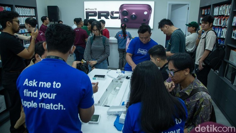 Petugas memamerkan perangkat iPhone 18 Pro Max saat peluncuran resminya di Jakarta, Jumat (16/10/2026).
