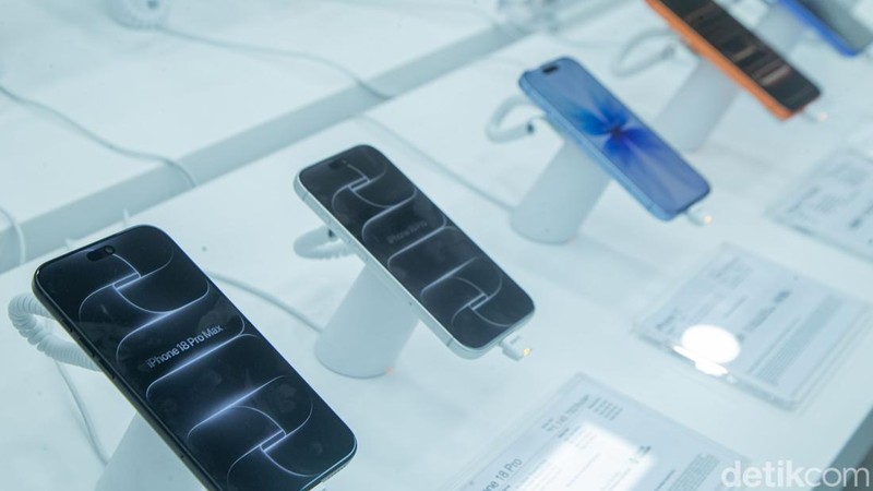 Petugas memamerkan perangkat iPhone 18 Pro Max saat peluncuran resminya di Jakarta, Jumat (16/10/2026).