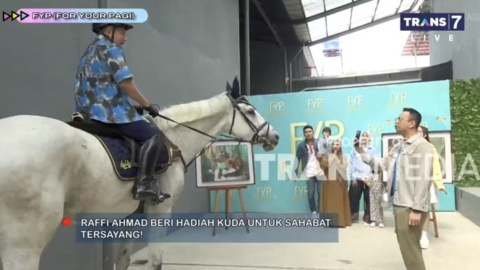 Kado Unik Raffi Ahmad untuk Irfan Hakim di Usia 51 Tahun: Dari Mobil Mewah hingga Kuda Putih (2)