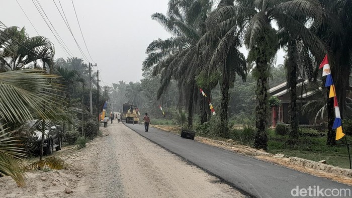 Jalan di Kecamatan Silangkitang, Kabupaten Labusel, sedang dilakukan perbaikan (Nizar Aldi/detikSumut)