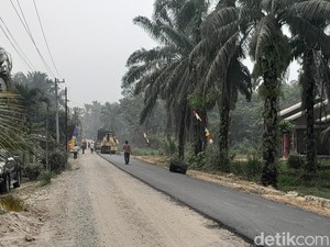 Gubsu Bobby Tinjau Progres Perbaikan Jalan di Labusel