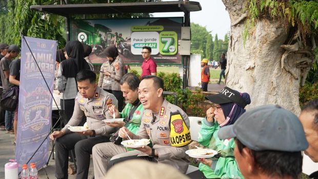 Jumat Berkah Polresta Bogor Kota Polresta Bogor Kota, Jawa Barat, menggelar Jumat berkah bersama pengemudi ojek online (ojol) dan warga, di Alun-alun Kota Bogor, Jumat (16/10/2026).