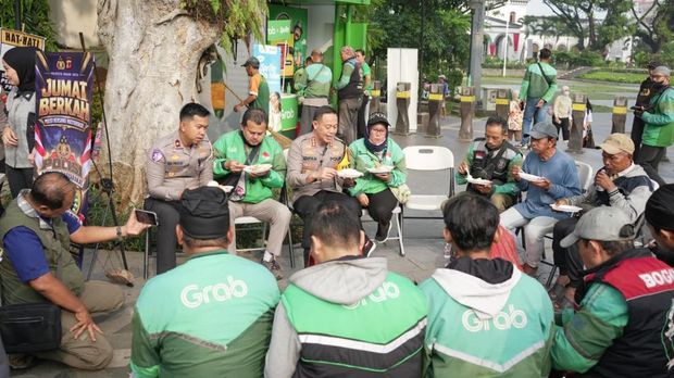 Jumat Berkah Polresta Bogor Kota Polresta Bogor Kota, Jawa Barat, menggelar Jumat berkah bersama pengemudi ojek online (ojol) dan warga, di Alun-alun Kota Bogor, Jumat (16/10/2026).