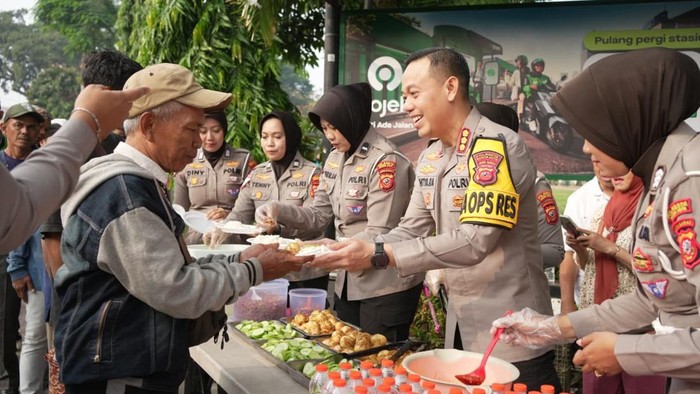 Polresta Bogor Kota, Jawa Barat, menggelar Jumat berkah bersama pengemudi ojek online (ojol) dan warga, di Alun-alun Kota Bogor, Jumat (16/10/2026).