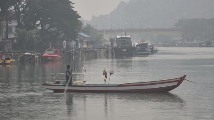 Nelayan menarik jaringnya dalam kondisi kabut asap di Sungai Batang Arau Padang, Sumatera Barat, Jumat (16/10/2026). BPBD Padang mengimbau masyarakat agar meningkatkan kewaspadaan dan mengurangi kegiatan di luar ruangan selama kualitas udara masih berada pada tingkat yang membahayakan kesehatan, karena berdasarkan data Indeks Standar Pencemar Udara (ISPU) pada Jumat (16/10/2026), tingkat pencemaran udara di Padang mencapai angka 481 yang masuk dalam kategori berbahaya.  ANTARA FOTO/Fitra Yogi/sgd