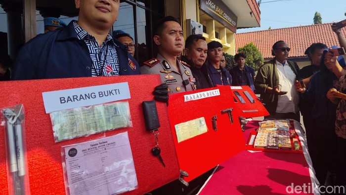 Kapolres Cirebon Kota, AKBP Bimantoro Kurniawan bersama jajaran Satreskrim Polres Cirebon Kota saat menunjukan barang bukti dalam pengungkapan kasus pencurian sepeda motor/