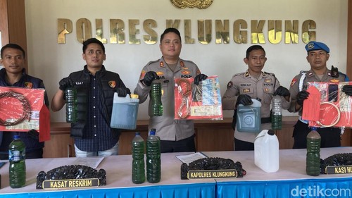 Kapolres Klungkung AKBP Mikael Hutabarat menunjukkan barang bukti Pertalite yang diamankan dari pengecer di Mapolres Klungkung, Bali, Jumat (16/10/2026).