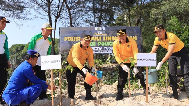 Kapolresta Tuban Kombes Pol Jazuli Dani Iriawan memimpin kegiatan green policing penanaman pohon mangrove dan bersih-bersih pantai. Kapolresta Tuban Kombes Pol Jazuli Dani Iriawan memimpin kegiatan green policing penanaman pohon mangrove dan bersih-bersih pantai.