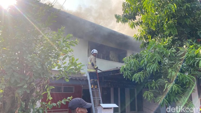 Kebakaran melanda Laboratorium Waspada di Jalan Kyai Saleh, Kecamatan Semarang Selatan, Kota Semarang, Jumat (16/10/2026).