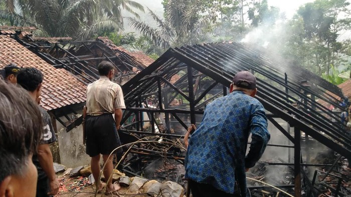 Kebakaran rumah dan kandang domba di Tasikmalaya.